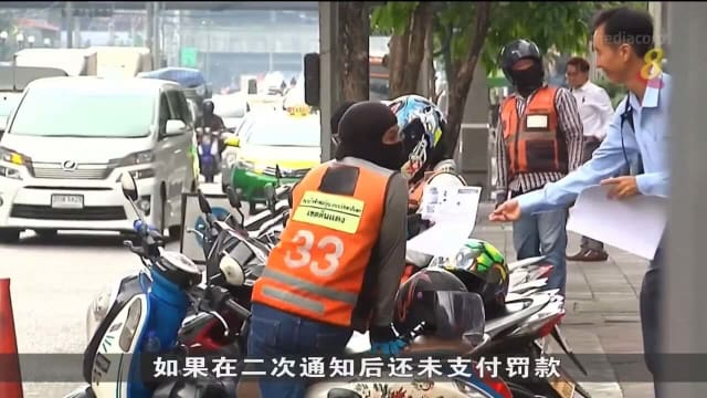泰国曼谷加强取缔违例停放和骑行摩托车司机