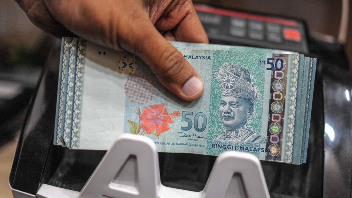 马来西亚林吉特兑新元创下历史新低，谁受益谁受损？