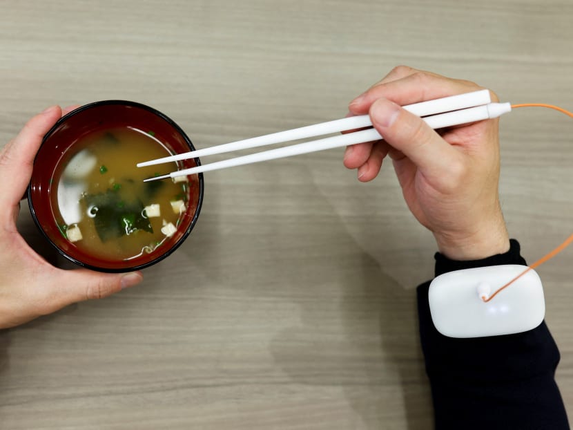 The device uses a weak electrical current to transmit sodium ions from food, through the chopsticks, to the mouth where they create a sense of saltiness.