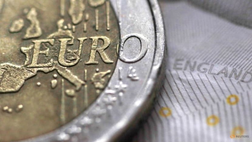 Dollar driven to five-week high by Fed rate hike forecasts Dollar driven to five-week high by Fed rate hike forecasts