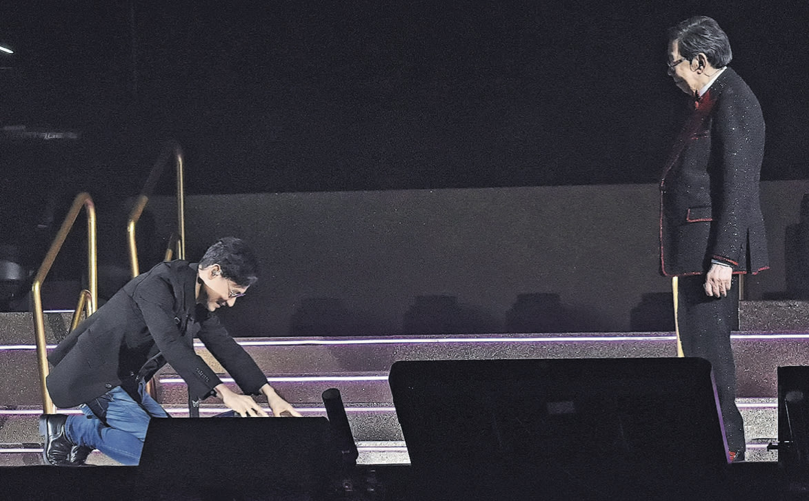 Jacky Cheung Kowtows To Godfather Wu Fung, 90, At The Latter's Concert Jacky Cheung Kowtows To Godfather Wu Fung, 90, At The Latter's Concert