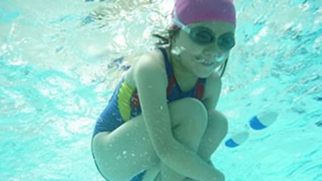 救生员以为她在练习“水母漂” 台女泳池溺水