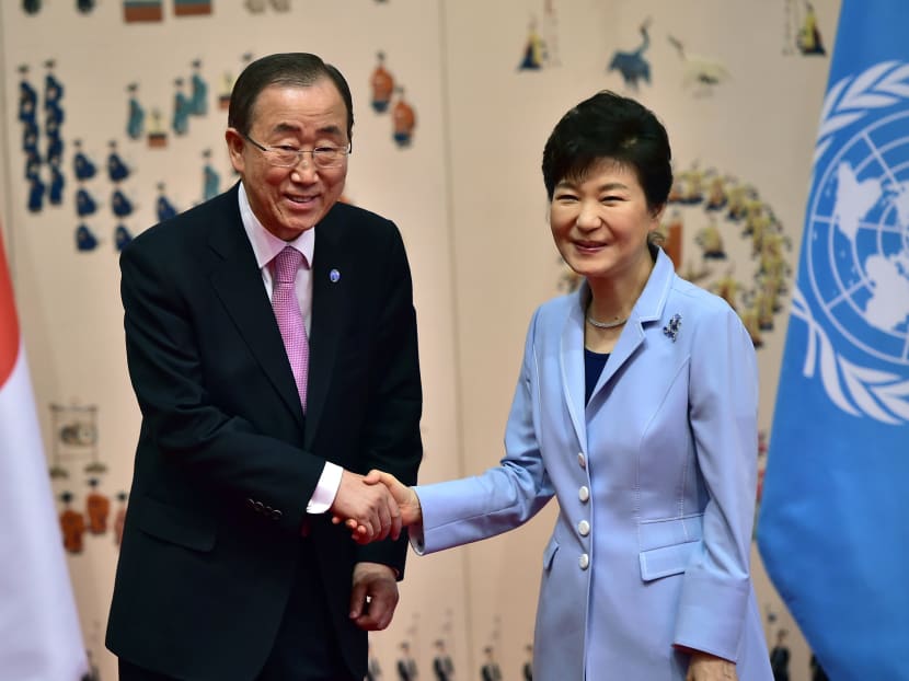 UN Secretary-General Ban Ki-moon (L) shakes hands with South Korean President Park Geun-Hye (R) during their meeting at the presidential Blue House in Seoul on May 20, 2015. Photo: AP