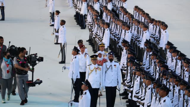 卸任前最后一场国庆庆典 哈莉玛总统检阅仪仗队
