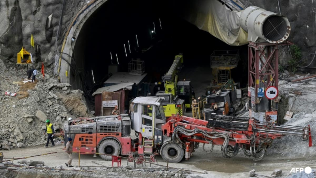 Indian rescuers just 5m from 41 trapped in tunnel
