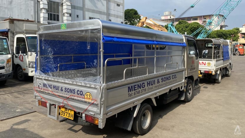 Workers to rest at least 30 minutes after 6 hours on the job, before driving others in lorry rear decks Workers to rest at least 30 minutes after 6 hours on the job, before driving others in lorry rear decks