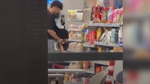 超市内嬉闹做不雅动作 台湾两店员被解雇