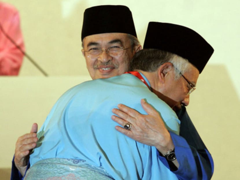 Malaysia's outgoing Prime Minister Abdullah Ahmad Badawi (L) and incoming Prime Minister Najib Razak hug at the end of United Malays National Organisation (UMNO) annual assembly in Kuala Lumpur on March 28, 2009. Photo: Reuters
