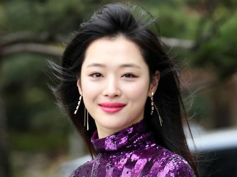 K-pop singer decries cyberbullying after death of 'activist' star Sulli K-pop singer decries cyberbullying after death of 'activist' star Sulli
