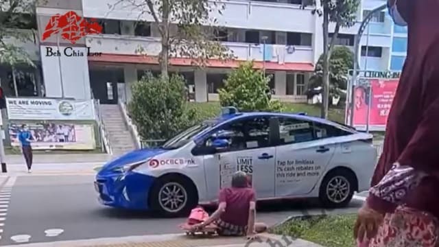 靠滚轮木板移动引关注 忠邦老伯有轮椅但不喜欢使用