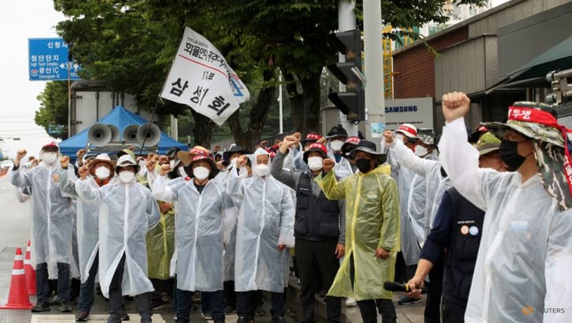 South Korea truckers end strike; government agrees to extend pay guarantee South Korea truckers end strike; government agrees to extend pay guarantee