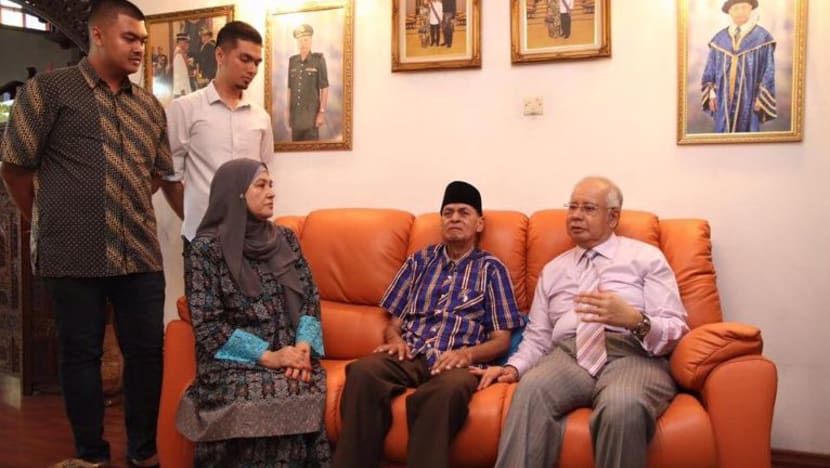 PM Najib Razak ziarah seniman Jins Shamsuddin yang sedang uzur