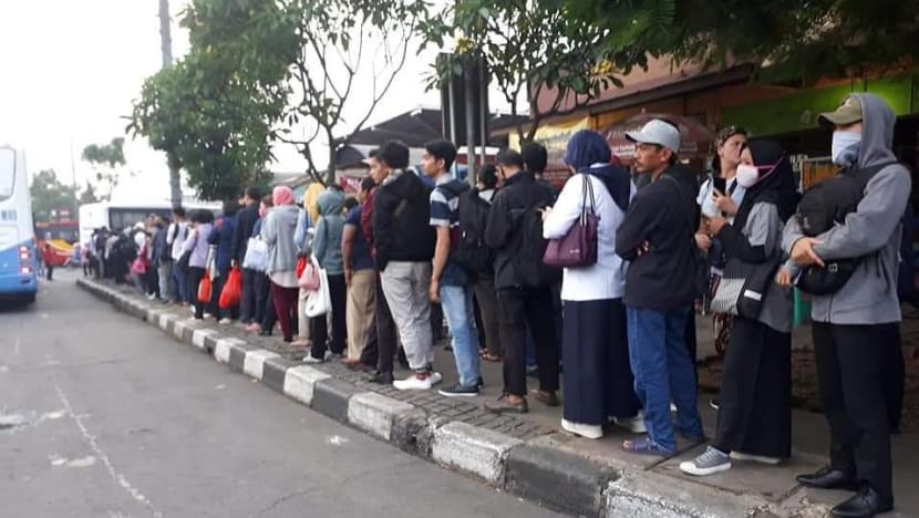 Jakarta faces backlash over reduced public transport services in fight against COVID-19 Jakarta faces backlash over reduced public transport services in fight against COVID-19