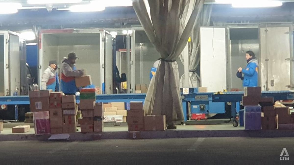 Paket mematikan di Korea Selatan: Pekerja pengiriman sangat terdampak oleh lonjakan pandemi