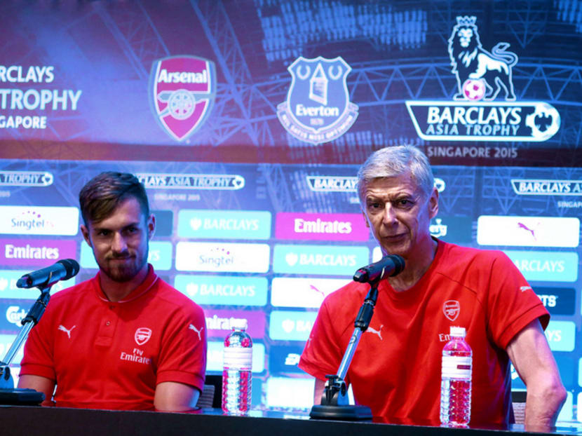 Wenger (right, with Aaron Ramsey) will field a full-strength squad against Everton tonight. Photo: Getty Images
