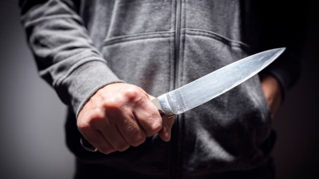 涉嫌持刀抢走现金和苹果手机还伤人 37岁男子被捕