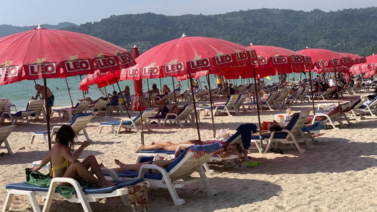 Singaporean tourist dies after massage at Phuket’s Patong beach Singaporean tourist dies after massage at Phuket’s Patong beach