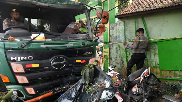 印尼西爪哇严重车祸 10死20伤