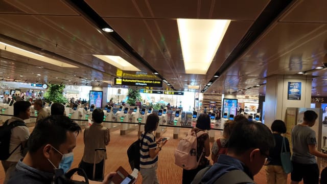 系统故障旅客用人工办理出入境 机场建议提早抵达
