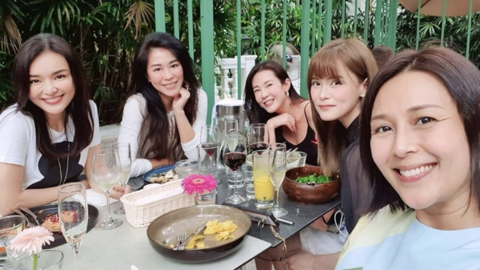 Jesseca Liu, Priscelia Chan, Apple Hong, Michelle Chia And Jayley Woo Had A CNY Reunion 5 Years After The Queen Jesseca Liu, Priscelia Chan, Apple Hong, Michelle Chia And Jayley Woo Had A CNY Reunion 5 Years After The Queen
