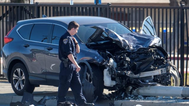 美国男子误闯逆向车道 撞伤25名警校学员
