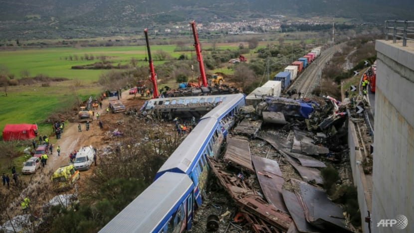 Greek trains resume on route of deadly train crash Greek trains resume on route of deadly train crash