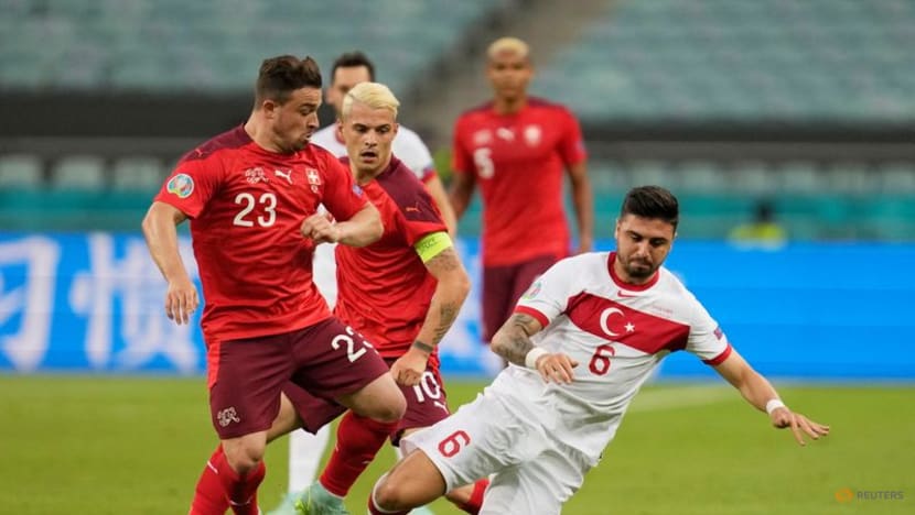 Soccer-Turkey midfielder Tufan joins Watford on loan Soccer-Turkey midfielder Tufan joins Watford on loan