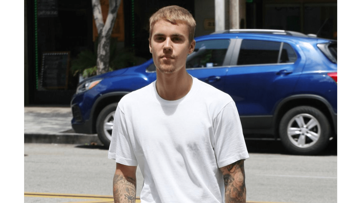 glas Sind Intuition Justin Bieber sells plain white tee shirt range - 8days