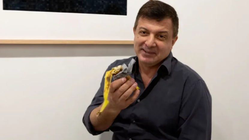 Artis makan pisang karya seni bernilai AS$120,000