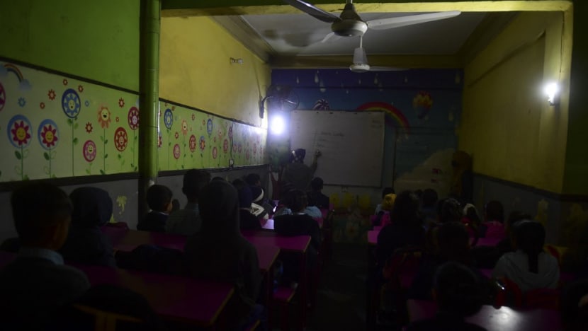 Pakistan begins restoring power after second major grid breakdown in months Pakistan begins restoring power after second major grid breakdown in months