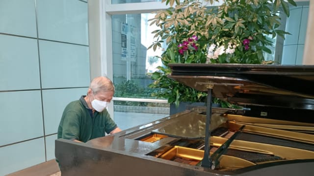 国家图书馆大楼摆放钢琴让公众弹奏