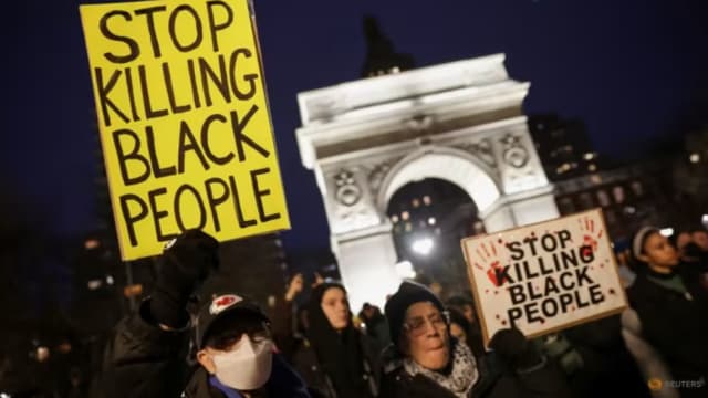美国非裔男子被警察打死视频公开后 美国各地引发抗议活动