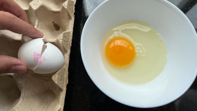 鸡蛋里传出“叽叽”声？ 生产商：农场无公鸡 不可能有受精蛋