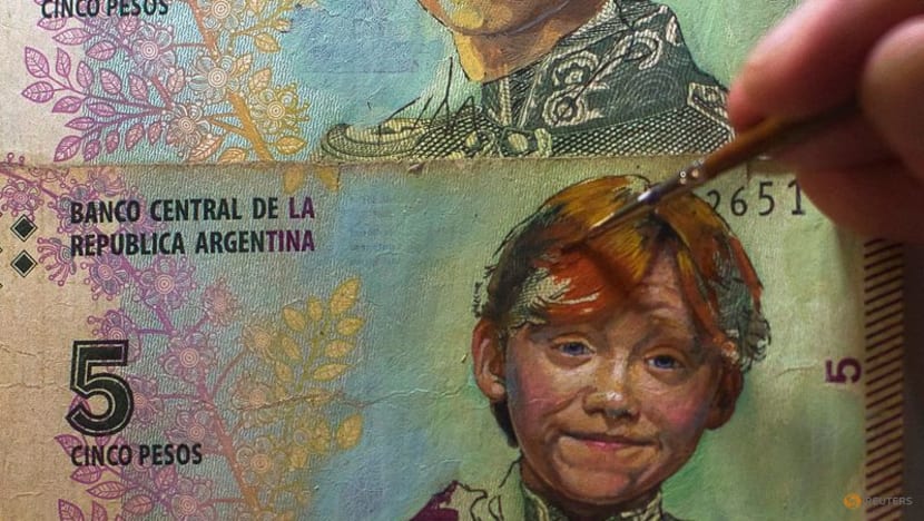 Argentine artist paints on inflation-hit bank notes Argentine artist paints on inflation-hit bank notes