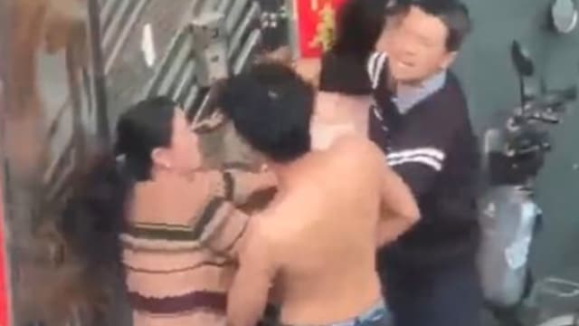 中国父亲疑出轨儿子女友 一家人街上大打出手 