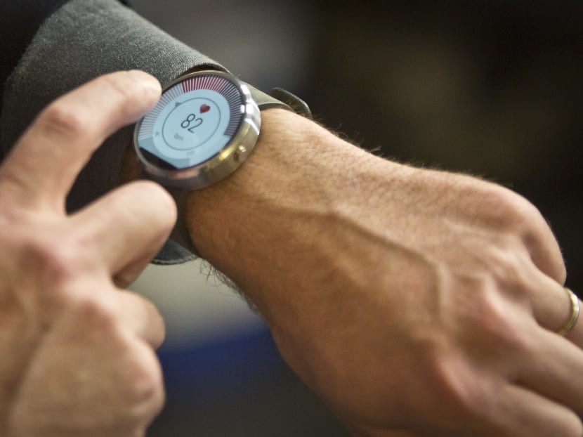 Steve Sinclair, Motorola's vice president of product management, demonstrates the new Moto 360 circular smartwatch, the company's first, during an interview, Aug 27, 2014 in New York.  Photo: AP