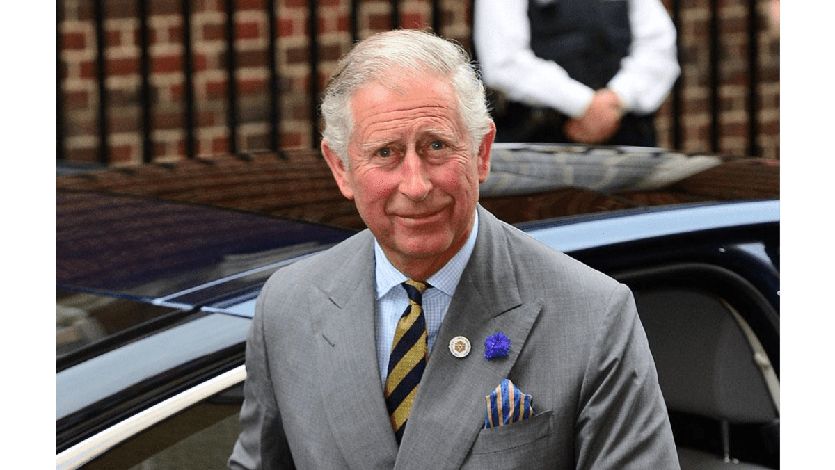 Prince Charles named 'king of balloon making' 8days