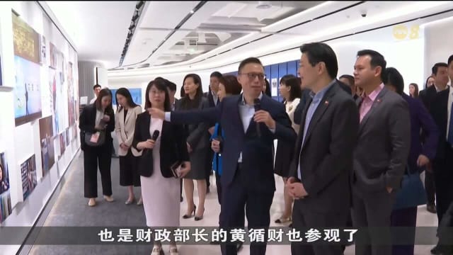 副总理黄循财同中国上海市长龚正会面