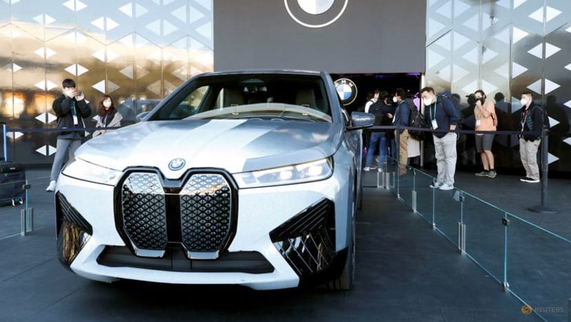 BMW teases a talking car that shifts colors like a chameleon BMW teases a talking car that shifts colors like a chameleon