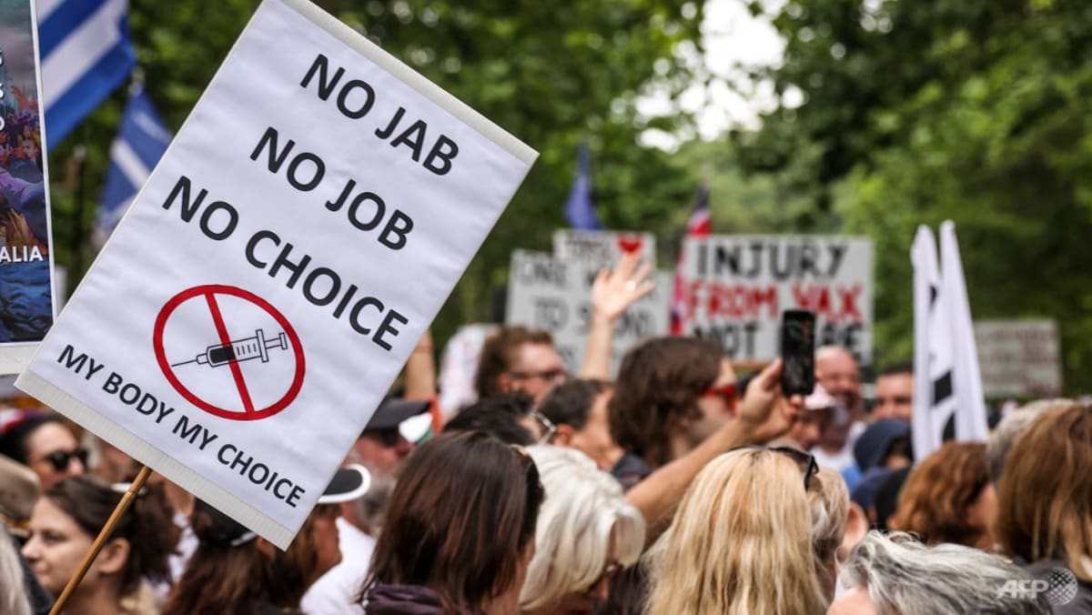 Pengunjuk rasa pro dan anti-vaksinasi turun ke jalan-jalan Australia