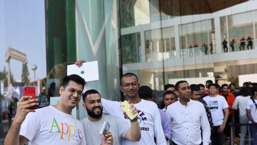 Apple opens first India store as fans show off vintage devices, take selfies Apple opens first India store as fans show off vintage devices, take selfies