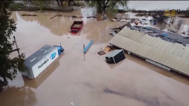 智利连日强降雨使河流水位暴涨 引发严重洪灾