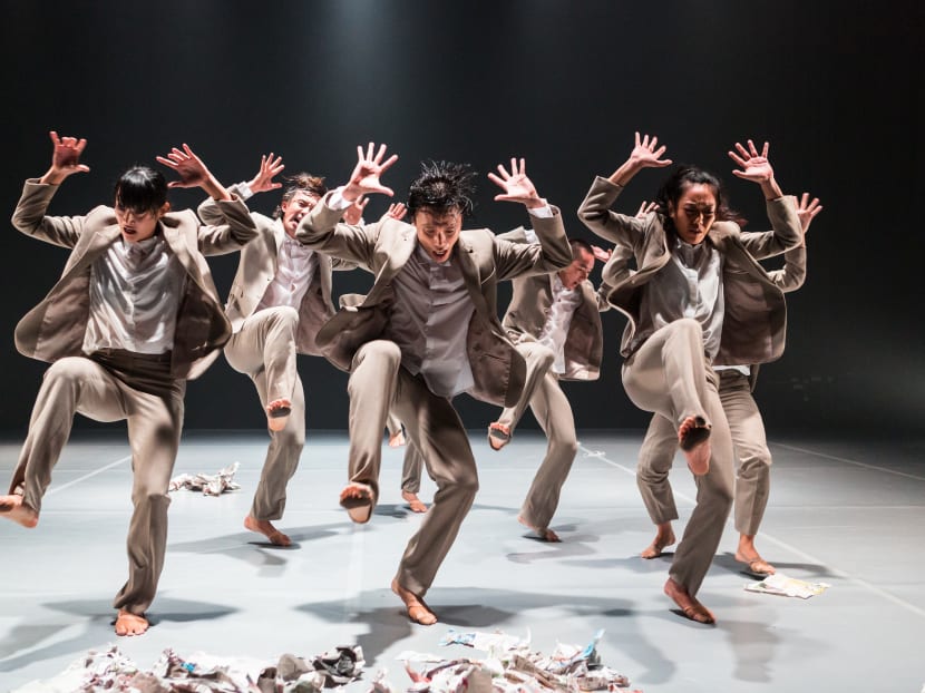 THE Dance Company's Organised Chaos at M1 Contact 2014. From left: Kei Ushiroda, Wu Mi, Lee Mun Wai, Zhuo Zihao (hidden), Nguyen Chung, Sherry Tay, Evelyn Toh (hidden). Photo by Kuang Jingkai.