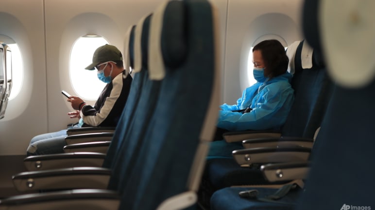 Commentary: Just how risky is it to stay maskless on a plane?