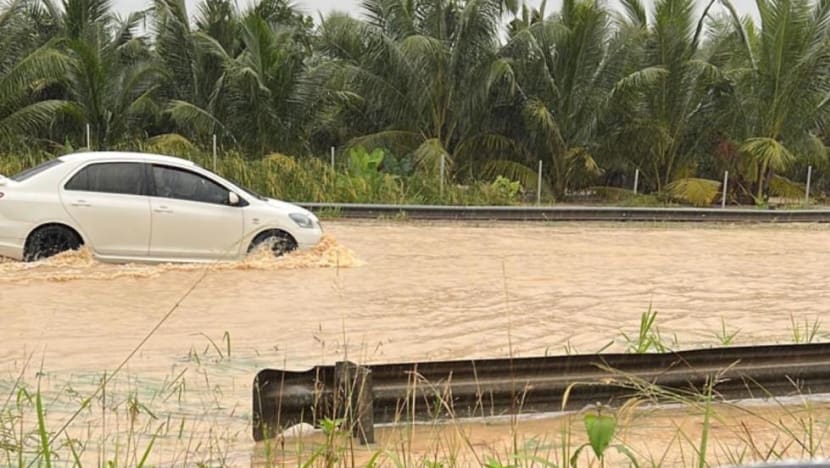 'வெள்ளம் புதிதல்ல' என்று கூறும் ஜொகூர்வாசிகள்....மீட்புப்பணிக்குத் தயார்நிலையில் காவல்துறை 'வெள்ளம் புதிதல்ல' என்று கூறும் ஜொகூர்வாசிகள்....மீட்புப்பணிக்குத் தயார்நிலையில் காவல்துறை