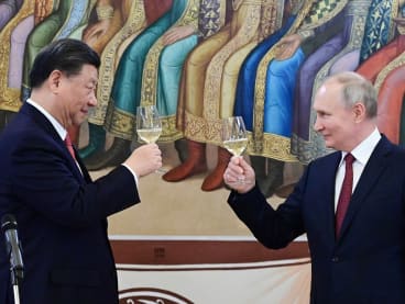 Russian President Vladimir Putin (R) and Chinese President Xi Jinping attend a reception at the Kremlin in Moscow, Russia March 21, 2023. 