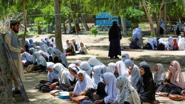 阿富汗北部近80名小女生在学校里中毒 入院治疗