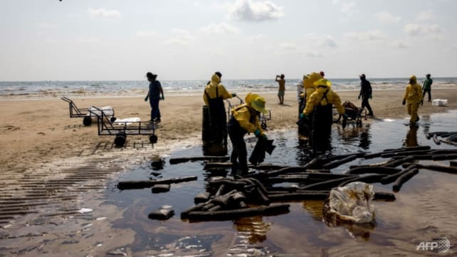Oil spill 'nail in the coffin' for pandemic-hit Thai beach businesses 