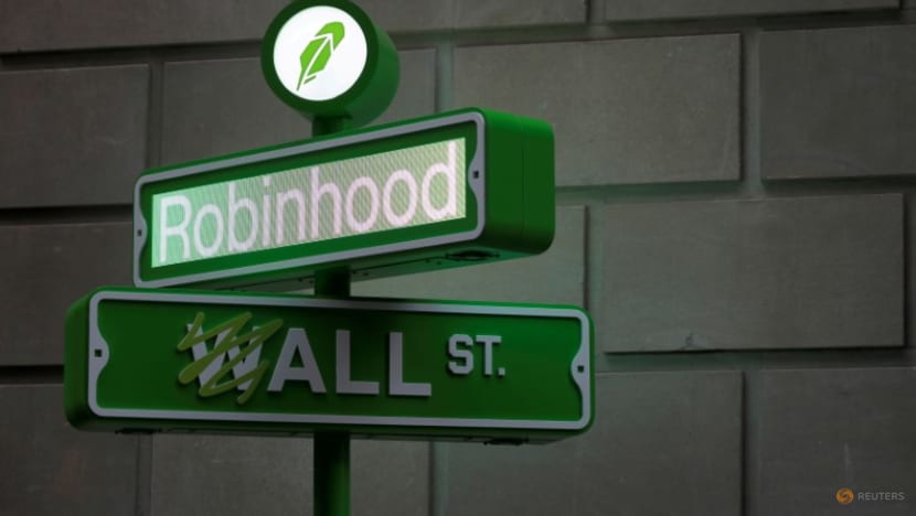 'Ghost town' fears send Robinhood sliding as trading frenzy fizzles 'Ghost town' fears send Robinhood sliding as trading frenzy fizzles