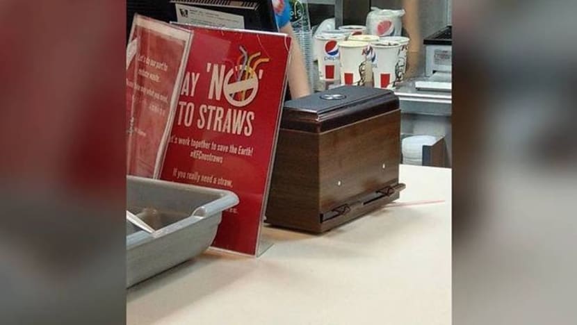 KFC siasat insiden tempat simpan straw diletakkan di atas kaunter